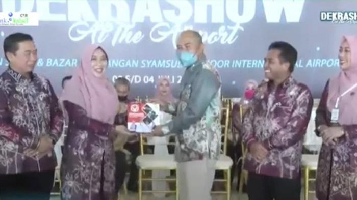 Penumpang Pesawat di Bandara Syamsudin Noor Disuguhi Pameran Karya Desainer dan Perajin Banjarmasin