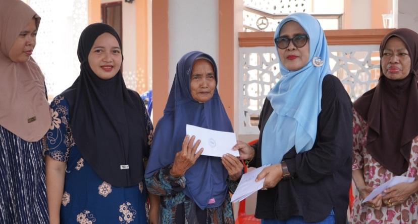 Ketua-GOW-Balangan-Yanty-Fauzi-salurkan-bantuan-untuk-korban-terdampak-kebakaran.jpg