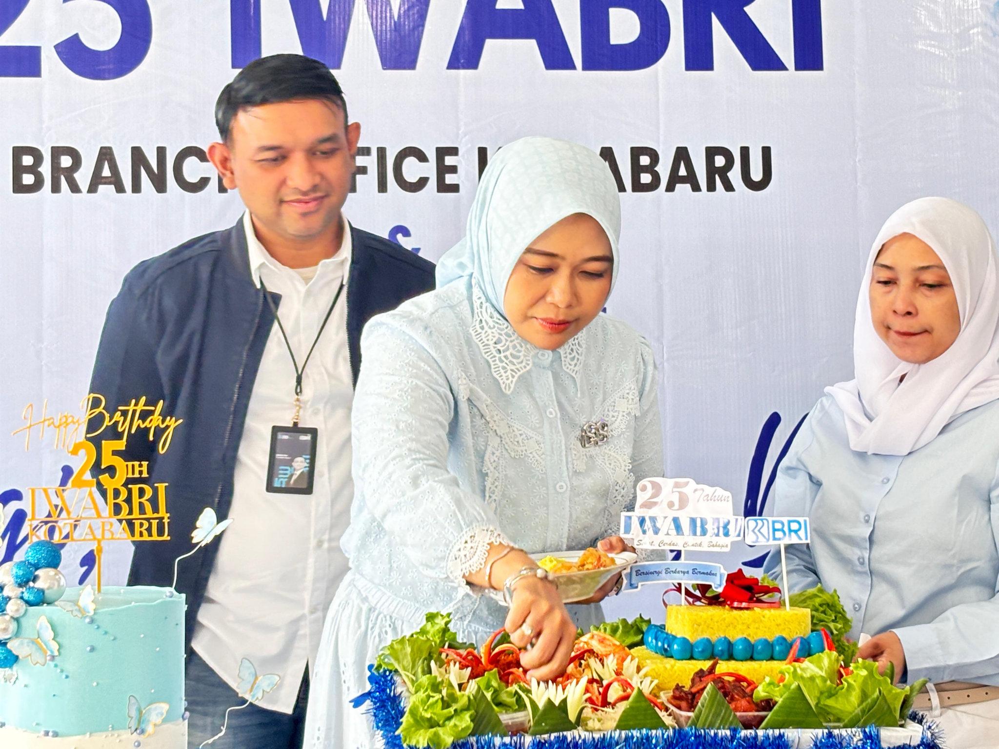 Ketua-IWABRI-Cabang-BRI-BO-kotabaru-Wana-Irfansyah-memotong-kue.jpg