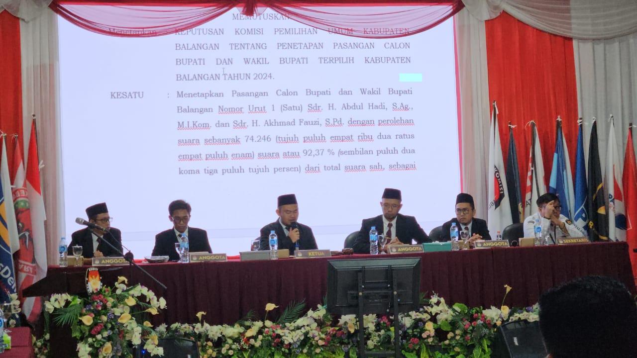 Ketua-KPU-Kabupaten-Balangan-Ahmad-Turjani-membacakan-keputusan-penetepan-paslon.jpg