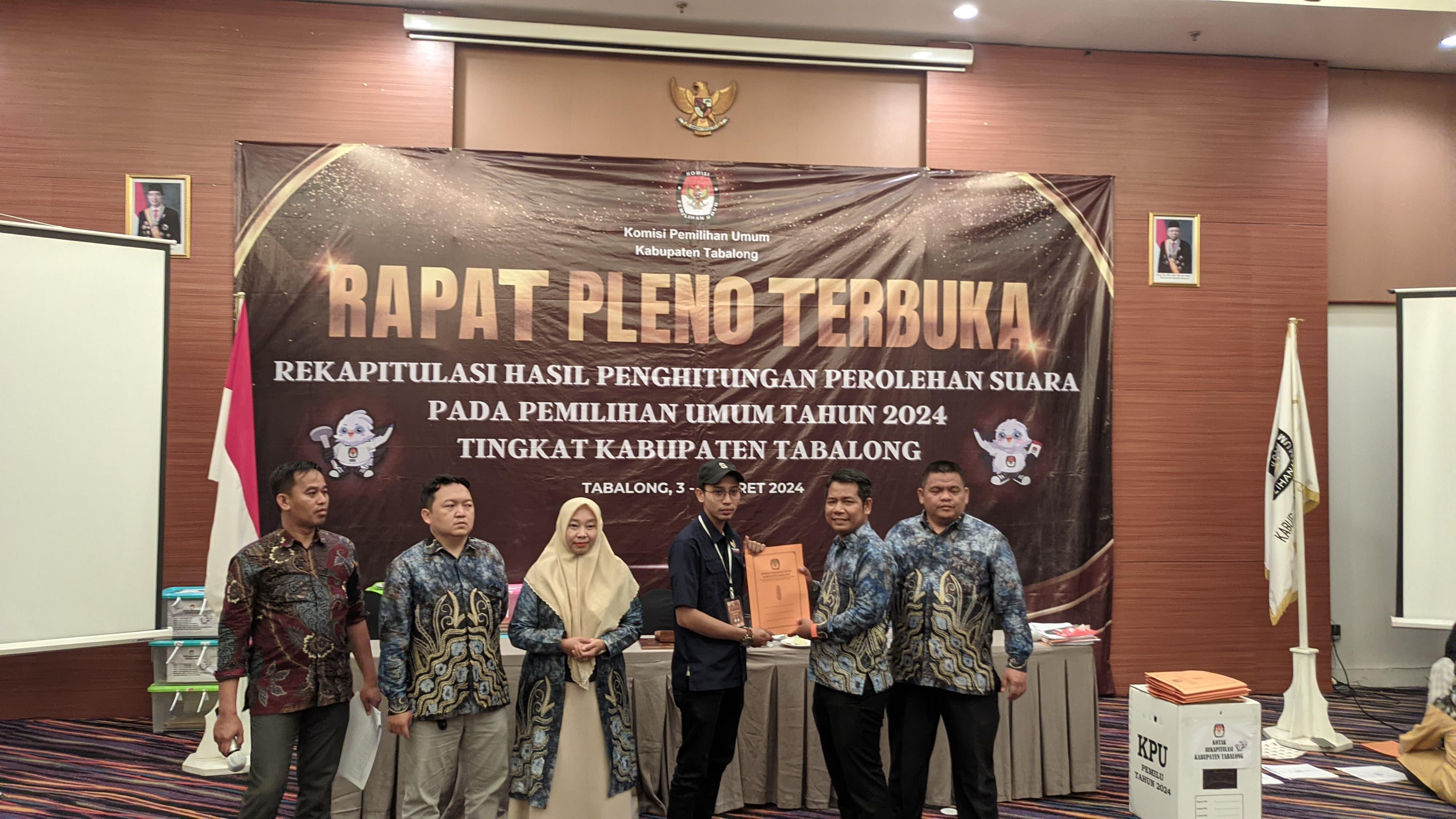 Ketua-KPU-Kabupaten-Tabalong-Ardiansyah-menyerahkan-formulir-D.jpg
