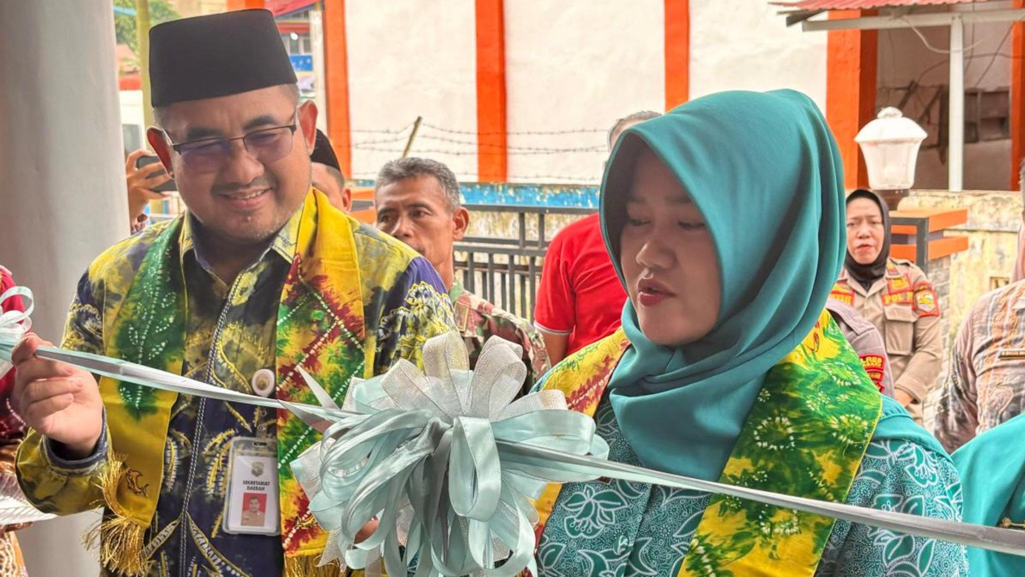 Ketua-Tim-Penggerak-PKK-Kotabaru-Suci-Anisa-Rusli-bersama-Asisten-I-Setda-Kotabaru.jpg