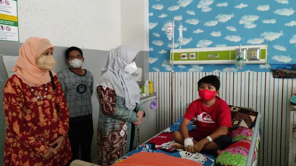 Ketua-YKI-Banjarmasin-Dr-dr-Hj-Siti-Wasilah-sedang-mengunjungi-seorang-anak-penyintas-kanker.jpg