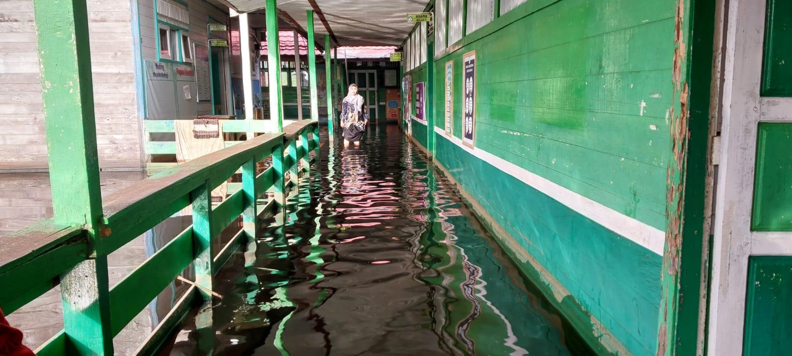 Kondisi-banjir-masih-menggenang-di-SDN-Pandansari-HSS.jpg