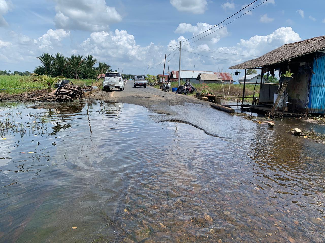 Kondisi-jalan-di-Desa-Kalumpang-Kecamatan-Kalumpang-Kabupaten-HSS-sudah-dilewati-pengendara.jpg
