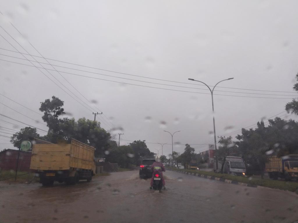 Kondisi-jalan-trikora-yang-mulai-terendam-Banjir-1.jpg