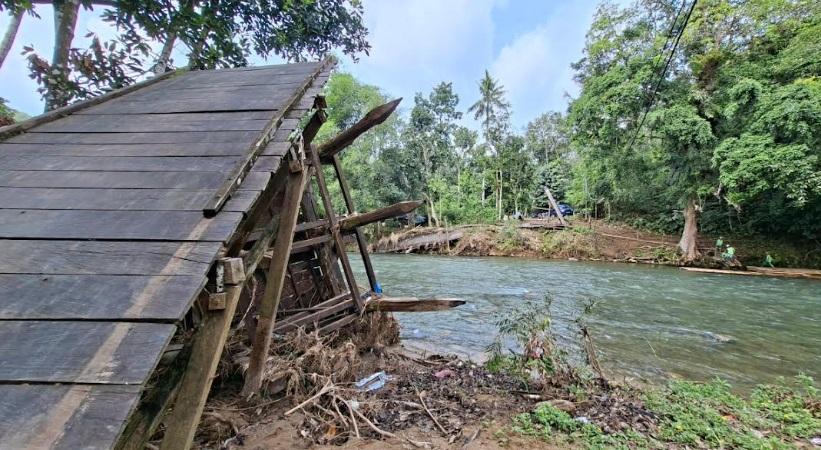 Kondisi-jembatan-Datar-Mangkung-di-Desa-Tumingki-Kecamatan-Loksado.jpg