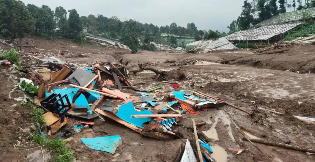 Kondisi-tanah-longsor-yang-terjadi-di-kawasan-Cisarua.jpg