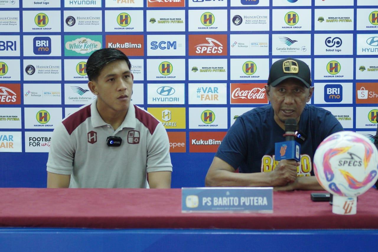 Konfrensi-pers-Coach-RD-bersama-salah-satu-pemain-Barito-Putera-Eksel-Runtukahu.jpg