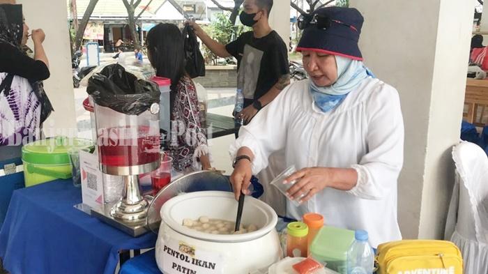 Kuliner-Kalsel-Pentol-kekinian-diberi-wadah-atau-mangkuk-oleh-pelaku-kuliner-Banjarmasih.jpg