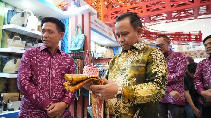 Bupati Tapin Kunjungi Stan Dekranasda di Harganas Nasional, Dorong UMKM Tembus Pasar Lebih Luas - Banjarmasinpost.co.id