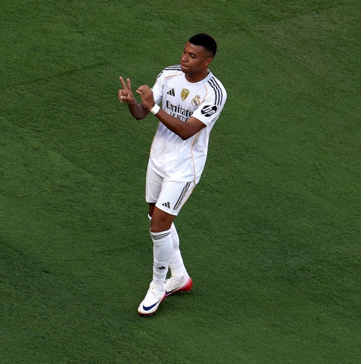 Kylian-Mbappe-merespon-sambutan-suporter-Real-Madrid-di-stadion-dengan-bertepuk-tangan.jpg