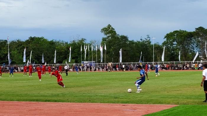 Laga-bola-putra-berlangsung-sengit-di-Stadion-Pertasi-Kencana.jpg