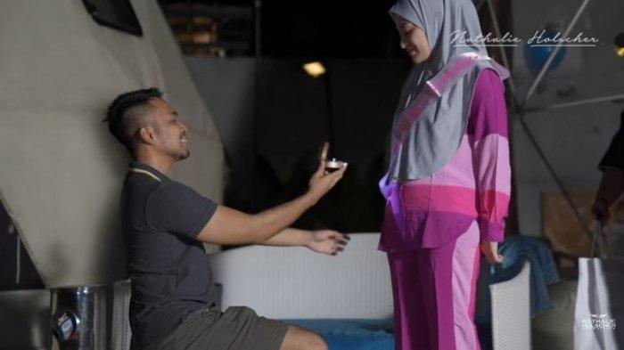 Lamar Nathalie Holscher, Faris Berlutut di Depan Janda Sule: Informal