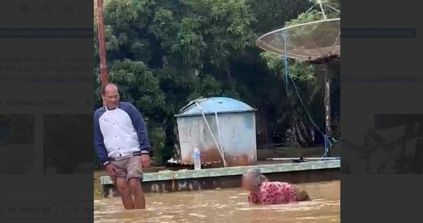 Lansia-perempuan-ini-memilih-merangkak-tak-mau-dibantu-digendong-menuju-jalan-lingkungan.jpg