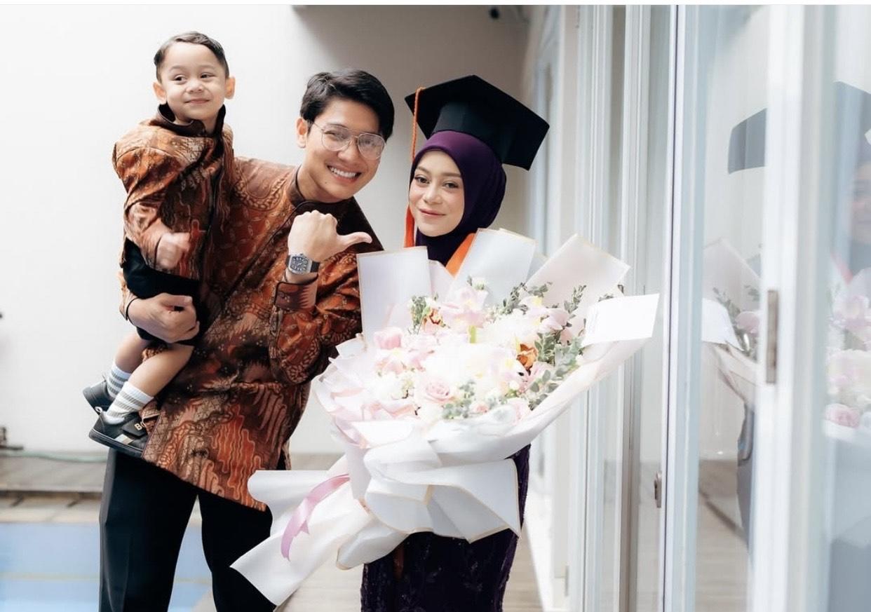 Lesti-Kejora-foto-wisuda-bersama-Rizky-Billar-dan-Abang-L.jpg