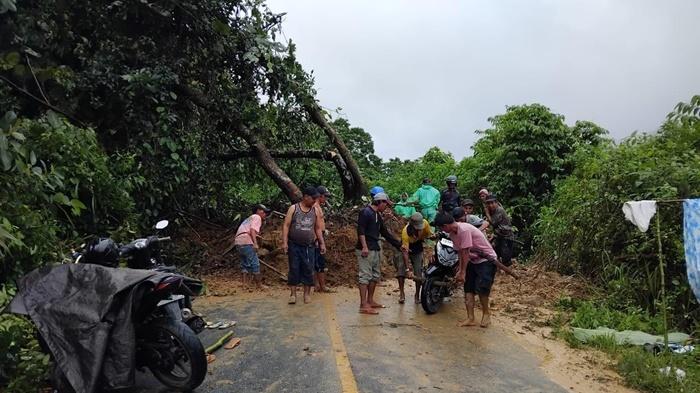 Tertutup Longsor, Jalan Kandangan - Batulicin Lumpuh Tak Bisa Dilewati