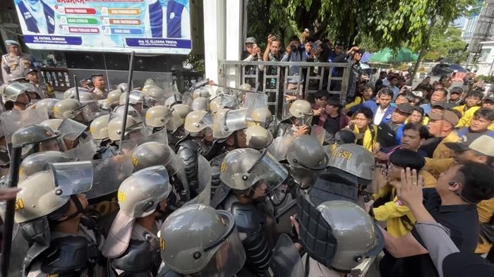 Mahasiswa-berusaha-menembus-barikade-polisi.jpg