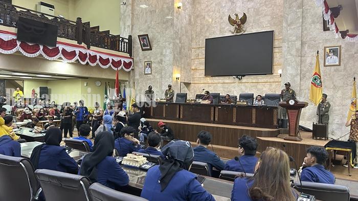 Mahasiswa-menduduki-kursi-di-Ruang-Rapat-Paripurna-DPRD-Kalsel-2.jpg
