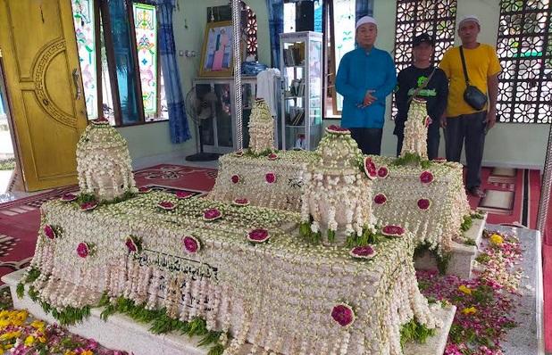 Makam-KH-Miskat-bin-KH-Ahmad-dipersiapkan-pada-peringatan-haul-guru-sekumpul.jpg