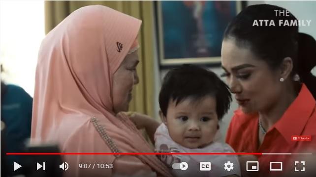 Mamah-Dedeh-menggendong-Ameena-di-depan-Krisdayanti-dan-Atta-Halilintar.jpg