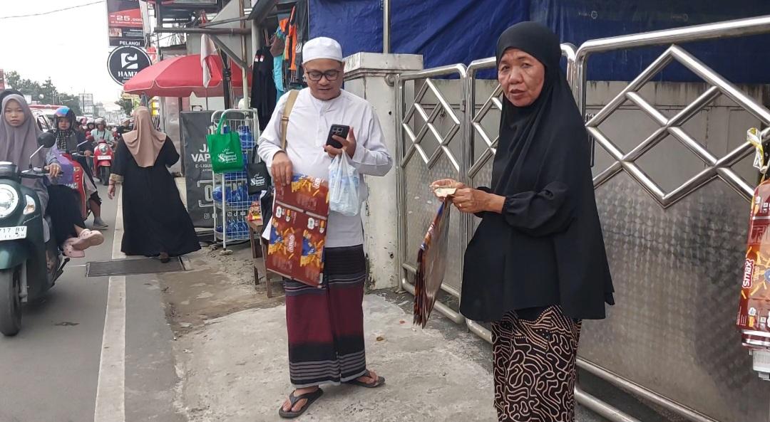 Marni-menawarkan-tikar-yang-dijualnya-kepada-para-jamaah-haul-guru-sekumpul.jpg