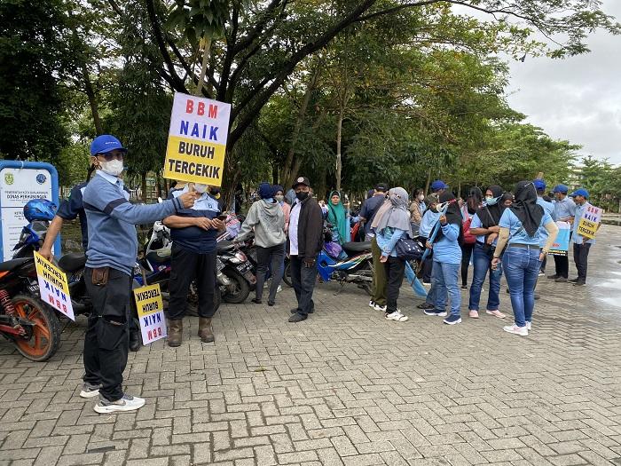 Massa-mulai-berkumpul-di-halaman-Taman-Kamboja-Banjarmasin.jpg