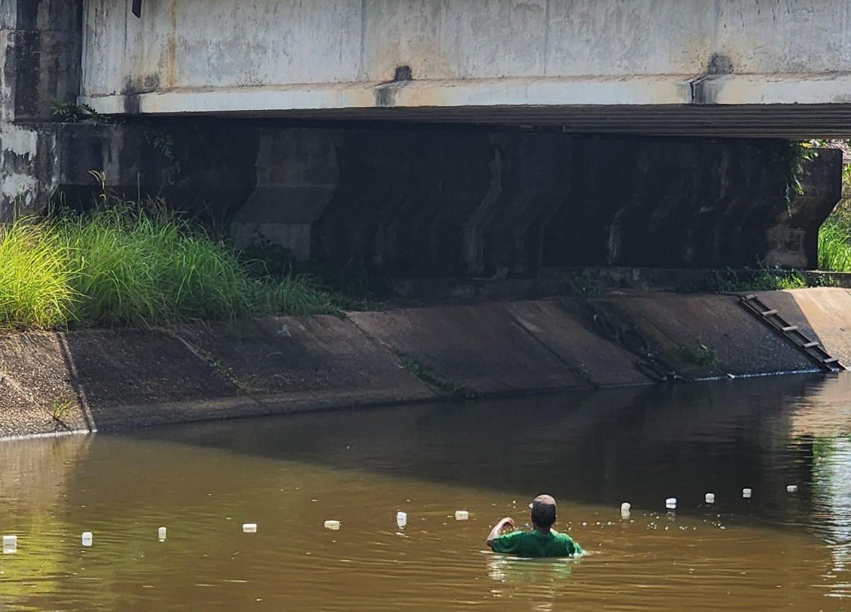 Tim Gabungan BPBD Banjar Geser Lima Tandon Pinjam Pakai untuk Warga Desa Gunung Ulin