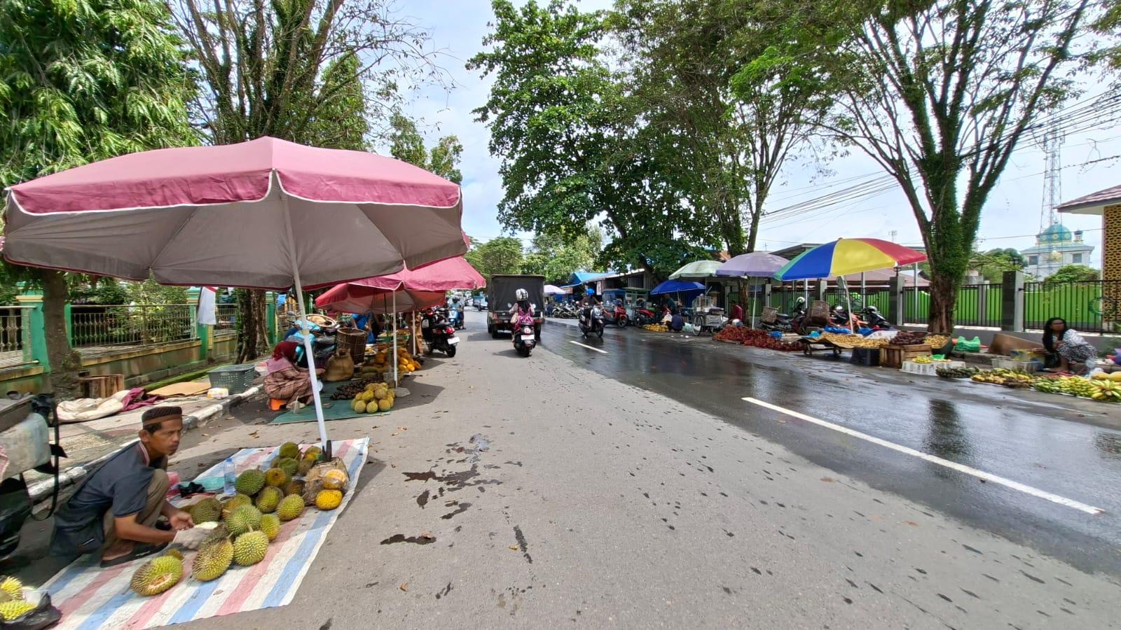 Menjamurnya-Pedagang-Buah-di-Sungai-Malang.jpg