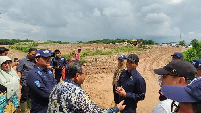 Menteri-Lingkungan-Hidup-RI-Hanif-Faisol-Nurofiq-melakukan-kunjungan-ke-TPA-Cahaya-Kencana-Bangsa.jpg