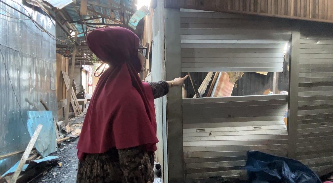 Pedagang Pasar Lima Banjarmasin Bersihkan Puing Toko Pasca Kebakaran, Berharap Bisa Segera Berjualan - Banjarmasinpost.co.id