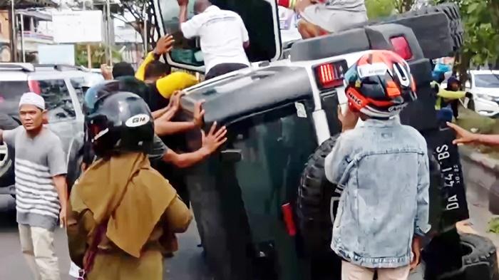Mobil-Rubicon-terguling-di-Jalan-Ahmad-Yani-Km-9-Kecamatan-Kertak-Hanyar-Kabupaten-Banjar.jpg