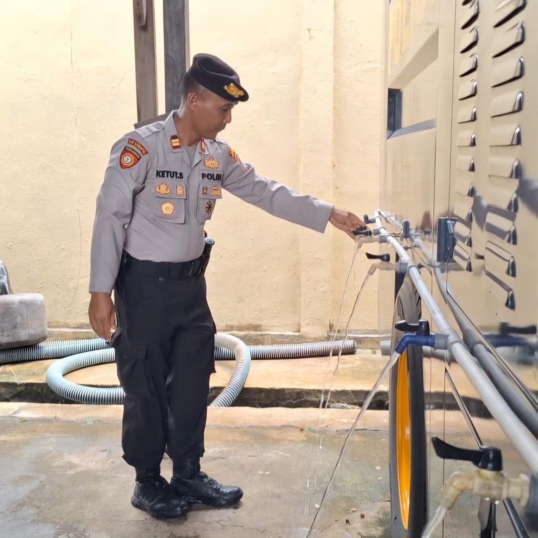 Mobil-Taktis-Water-Cannon-milik-Polres-Banjarbaru-yang-dimodifikasi-menjadi-tempat-wudhu.jpg