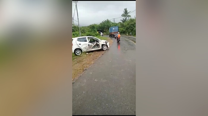 Kecelakaan di Desa Sekapuk Satui Tanahbumbu, Ayla Putih Ringsek Bertabrakan dengan Mobil Box