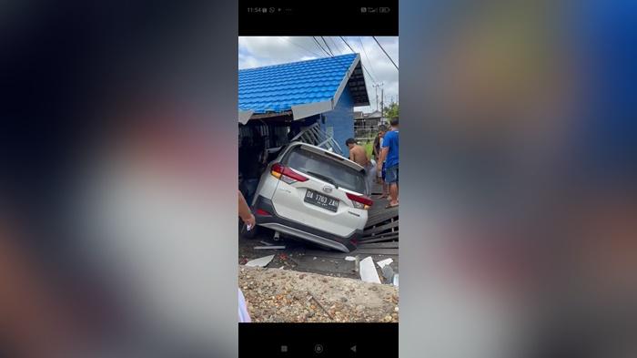 Mobil Jemaah Haul Guru Sakumpul Seruduk  Pagar TK di Desa Bangkau HSS, Begini Kondisi Penumpang 