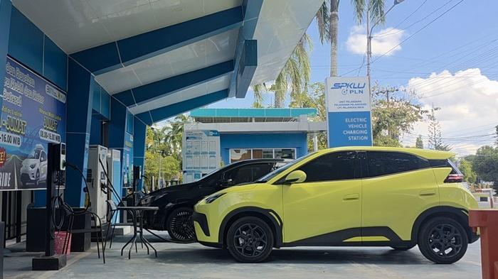 Mobil-listrik-yang-sedang-melakukan-pengisian-baterainya-di-SPKLU.jpg
