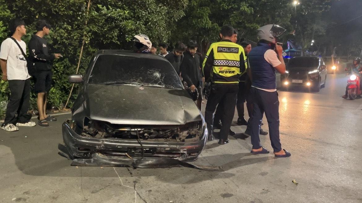 Mobil-ringsek-setelah-menabrak-trotoar-pembatas-jalan-di-Jembatan-Dewi-Banjarmasin.jpg