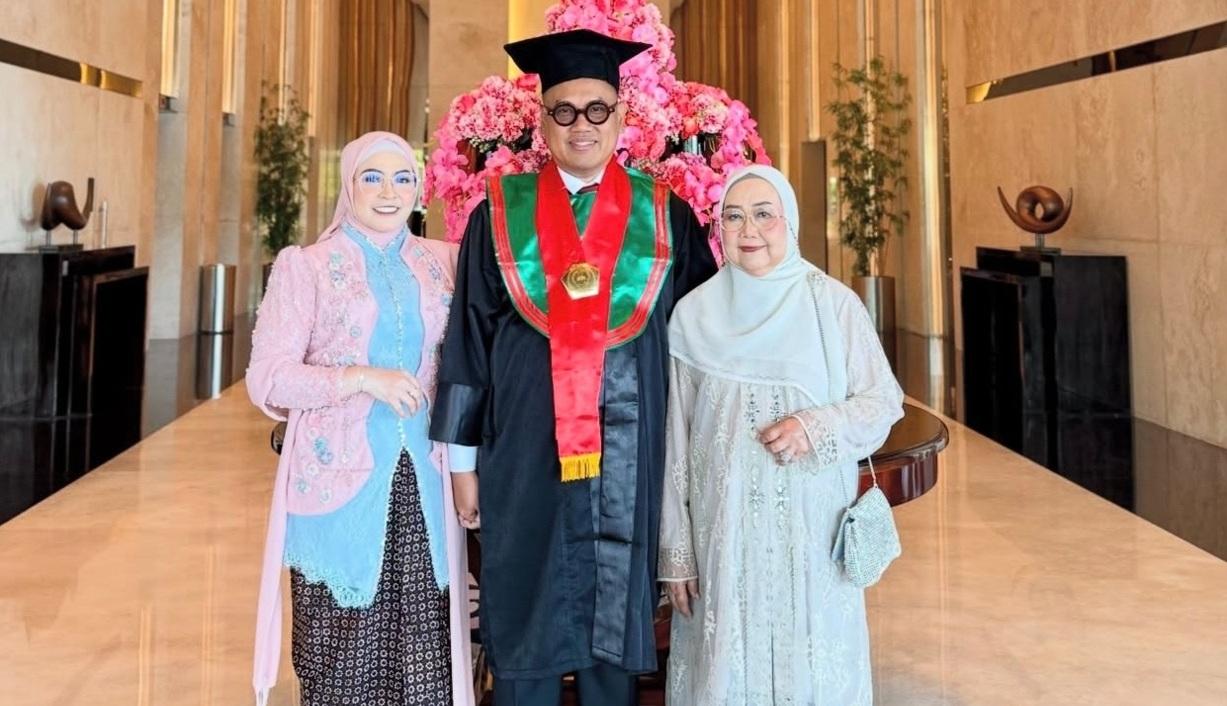 Potret Uya Kuya Jadi Wisudawan S2, Terekam Lewat Postingan Astrid: Selamat Suamiku
