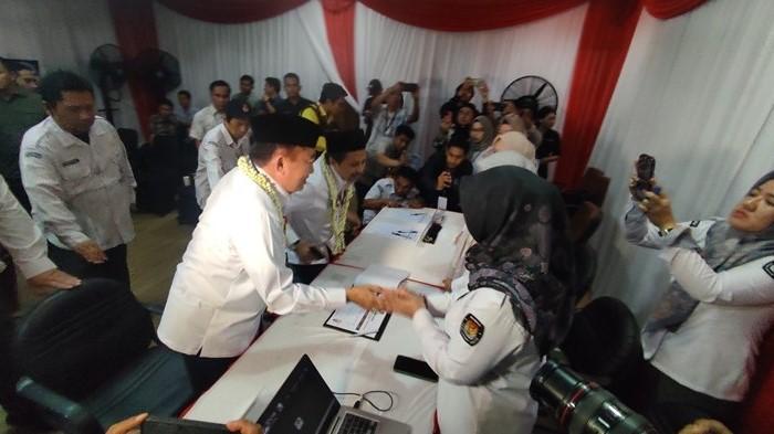 Muhidin-dan-Hasnuryadi-Sulaiman-tiba-di-kantor-KPU-Kalsel-s.jpg