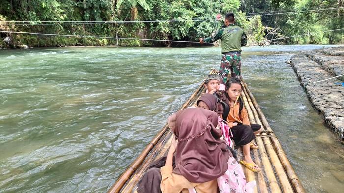 Murid-dari-SDN-1-Tumingki-Kecamatan-Loksado-Kabupaten-HSS-naik-getek.jpg