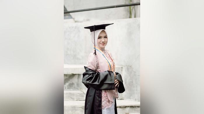 Nafisah-Sofia-Apriliyana-22-meraih-gelar-Sarjana-Farmasi-Uniska-Banjarmasin.jpg