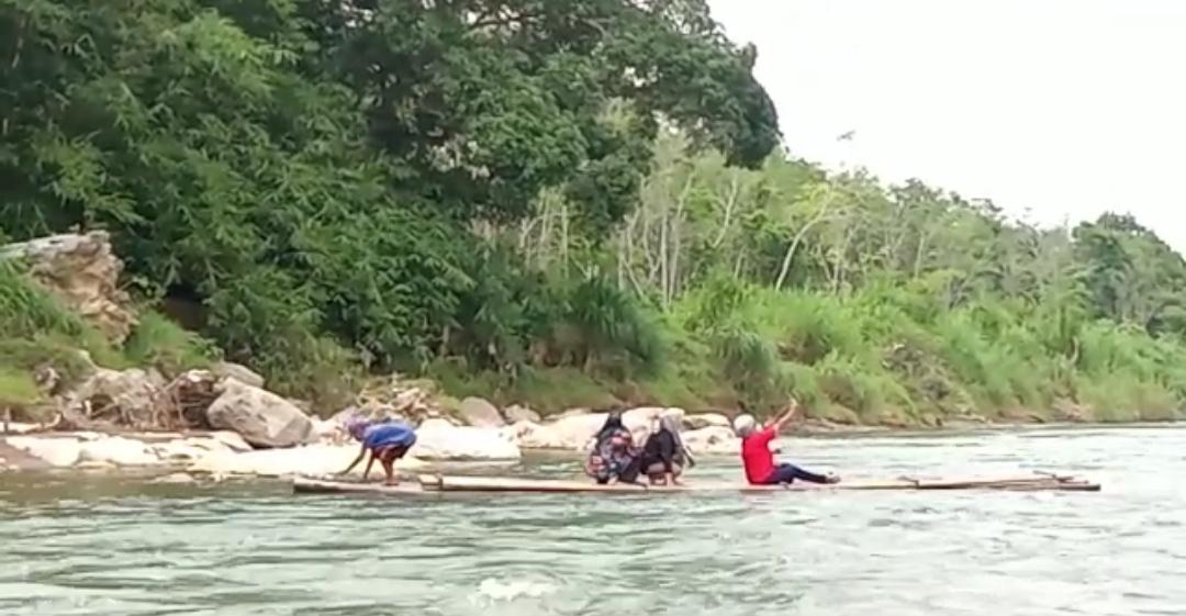 Naik-rakit-bambu-menyusuri-sungai-benawa-salah-satu-fasilitas-yang-bisa-dinikmati.jpg