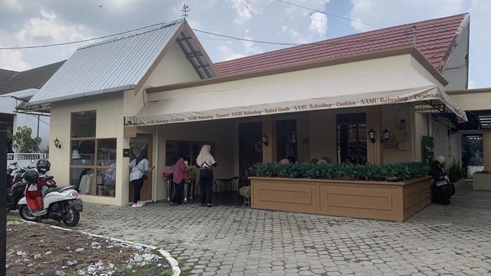 Kuliner Kalsel : Sajikan Suasana Ala Paris, Dekorasi Bunga Sambut Pengunjung Namu Bake Shop