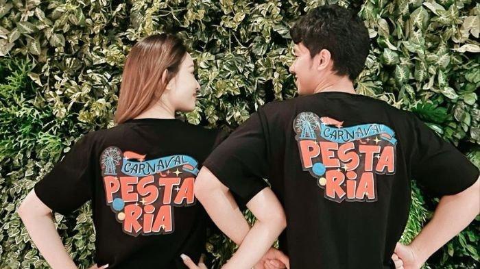 Natasha-Wilona-dan-Emir-Mahira-tampak-belakang-kenakan-kaos-hitam-bertuliskan-Carnaval-Pesta-Ria.jpg