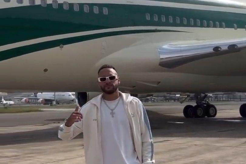 Neymar-meninggalkan-Paris-dengan-Boeing-747-yang-besar.jpg