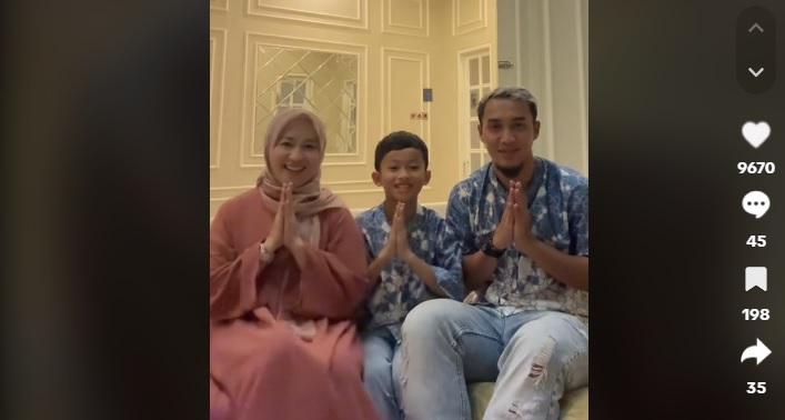 Saatnya Rujuk? Okie Agustina dan Gunawan Dwi Cahyo Jadi Sorotan Kala Lebaran Bareng, Satu Frame Lagi