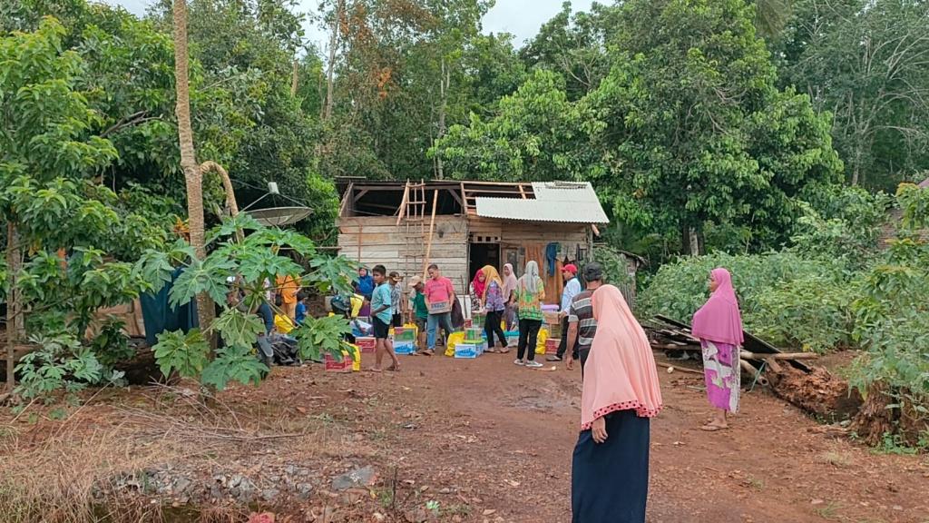 PARA-korban-puting-beliung-lainnya-di-Batutungku-ceria-menerima-bantuan.jpg