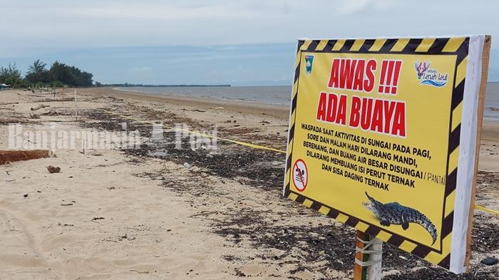 PELANG-waspada-buaya-terpasang-di-Pantai-Batakan-Baru-1.jpg