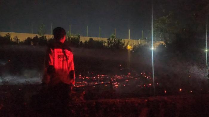 Lahan di Guntungmanggis Banjarbaru Terbakar Saat Malam Hari, Petugas Gercep Lakukan Pemadaman - Banjarmasinpost.co.id