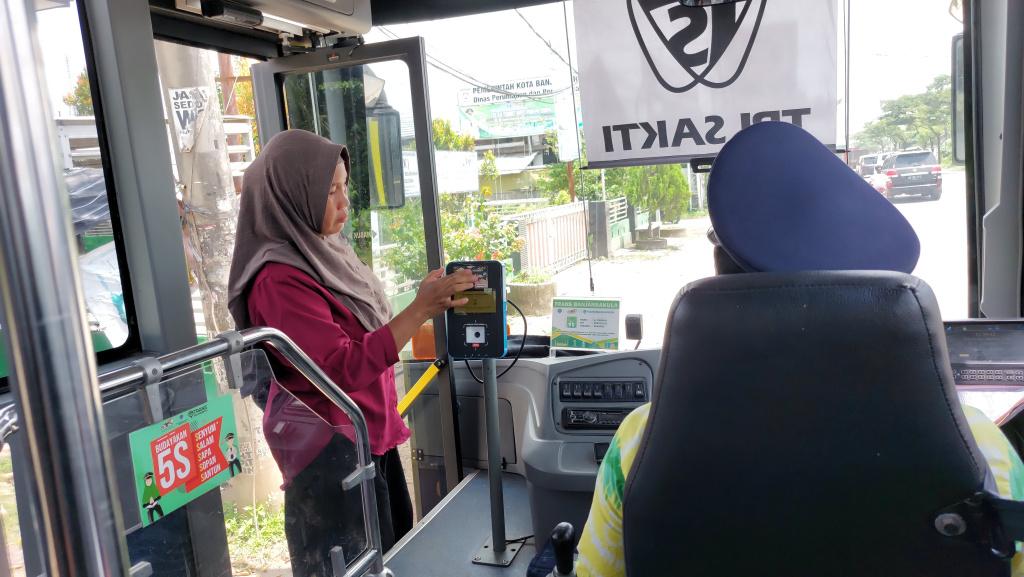 PENUMPANG-melakukan-scan-barcode-kartu-khusus-saat-menaiki-BRT-Banjar.jpg